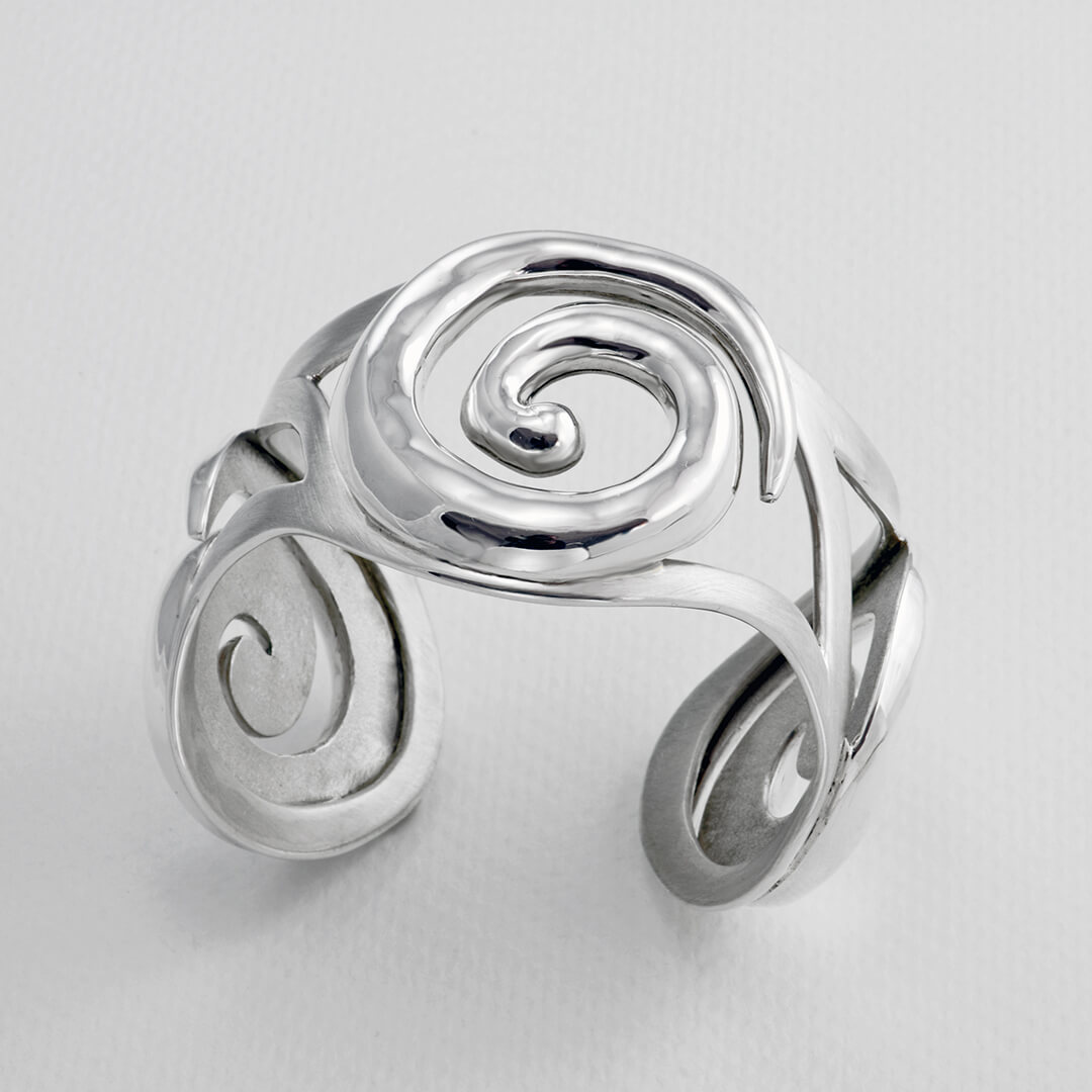 GAB010_marina_brazalete_3_caracoles_unidos_por_ondas_repujados_terminado_brillo_espejo-1