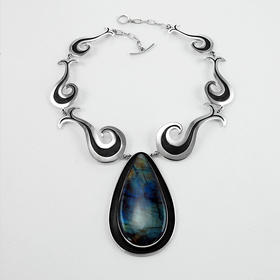 JTC001_mi_delfin_collar_hecho_a_mano_de_forma_tradicional_tecnicas_de_calado_y_oxidado-3